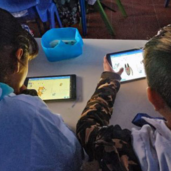 Niños usando tecnología Profuturo