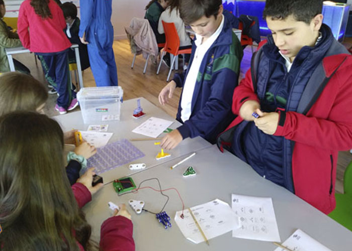 Niños participando en talleres